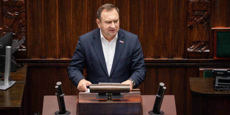 Tomasz Trela przemawia na posiedzeniu Sejmu