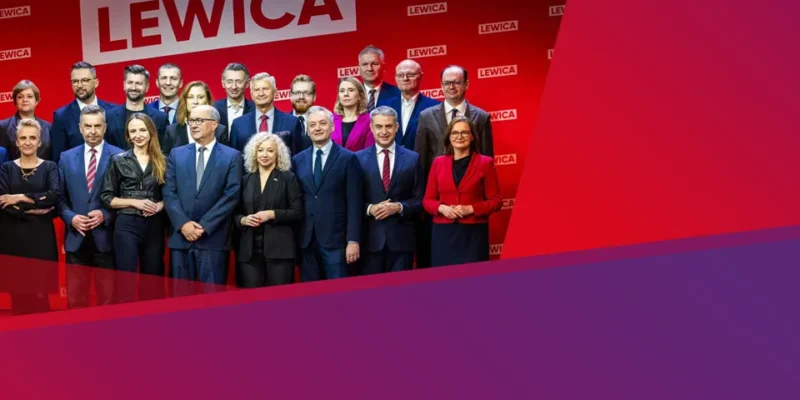 Grupa polityków Lewicy w formalnych ubraniach stoi na czerwonym tle z licznymi logotypami Lewicy.