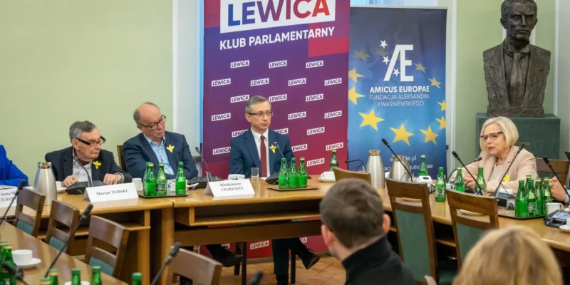 Na zdjęciu przedstawiono spotkanie parlamentarzystów i gości w sali konferencyjnej, gdzie omawiane są kwestie związane z działalnością Lewicy oraz fundacji Aleksandra Kwaśniewskiego.