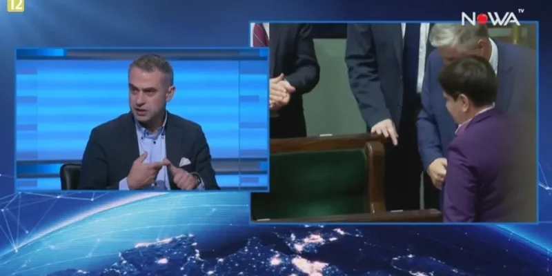 W kadrze studio telewizyjne z mężczyzną w garniturze gestykulującym podczas rozmowy oraz obok fragment sali sejmowej z kilkoma politykami przy ławce.