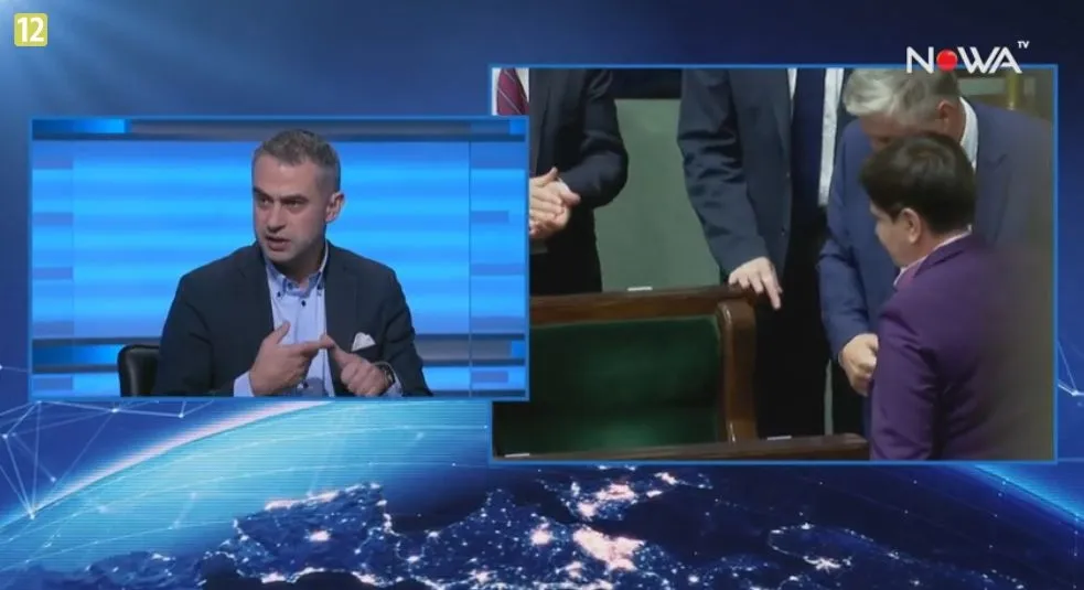 W kadrze studio telewizyjne z mężczyzną w garniturze gestykulującym podczas rozmowy oraz obok fragment sali sejmowej z kilkoma politykami przy ławce.