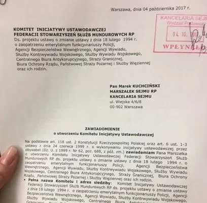 Zdjęcie przedstawia zbliżenie na ostemplowane zawiadomienie Komitetu Inicjatywy Ustawodawczej Federacji Stowarzyszeń Służb Mundurowych RP, adresowane do Marszałka Sejmu i dotyczące projektu ustawy o przywróceniu emerytur mundurowych, trzymane jedną dłonią.