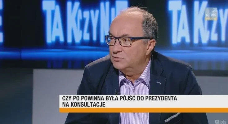 Mężczyzna w okularach i marynarce mówi w studiu telewizyjnym, a na dole ekranu widoczny jest napis: „Czy PO powinna była pójść do prezydenta na konsultacje”.