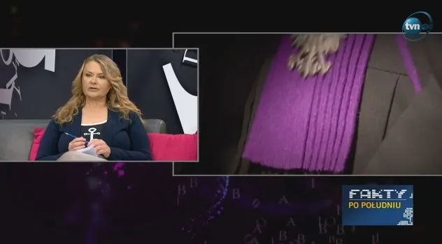 Zrzut ekranu programu informacyjnego: w lewym okienku kobieta w studiu komentuje, w prawym zbliżenie na fragment osoby w ciemnym płaszczu i fioletowym szaliku, widać logo TVN i napis „Fakty po południu”.