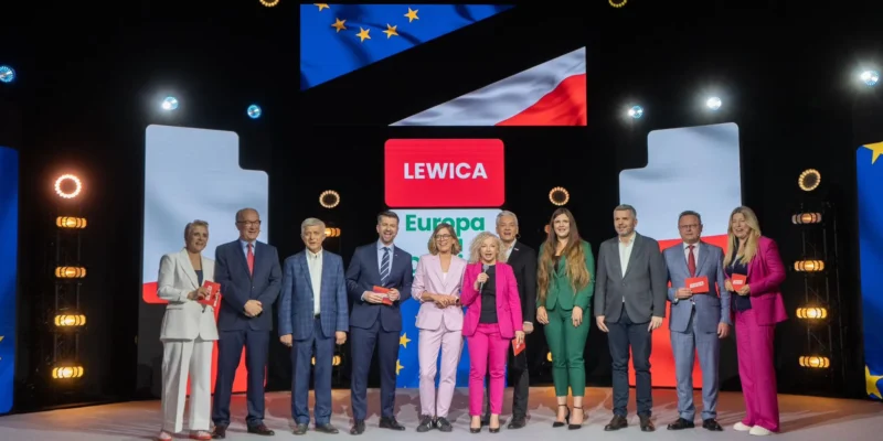 Grupa osób w eleganckich strojach stoi na scenie podczas prezentacji programu wyborczego „Europa dla Ciebie”, przed ekranami z napisem Lewica Europa i flagami UE oraz Polski w tle.