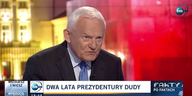 Starszy mężczyzna o siwych włosach w garniturze i krawacie przemawiający w studiu telewizyjnym, z dolnym paskiem „DWA LATA PREZYDENTURY DUDY” i logo TVN24.