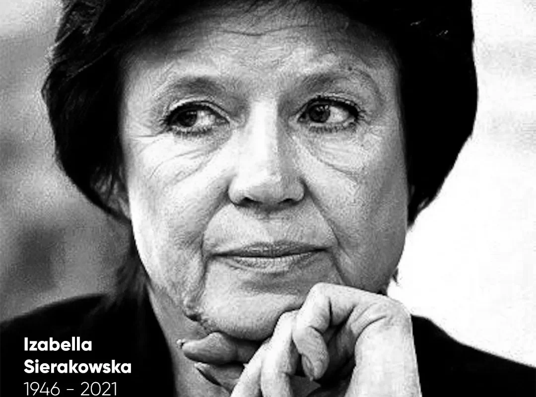Portret Izabelli Sierakowskiej, przedstawiający ją z zamyśloną ekspresją, z datami życia (1946-2021) i napisem "Cześć Jej Pamięci".