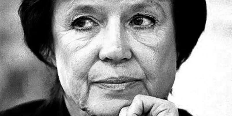 Portret Izabelli Sierakowskiej, przedstawiający ją z zamyśloną ekspresją, z datami życia (1946-2021) i napisem "Cześć Jej Pamięci".