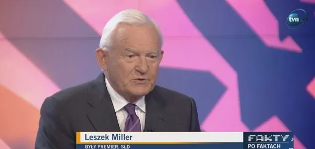 Starszy mężczyzna w garniturze i krawacie mówi w studiu telewizyjnym z kolorowym, geometrycznym tłem, a na ekranie widoczny jest podpis sugerujący, że sytuacja może wymknąć się spod kontroli.