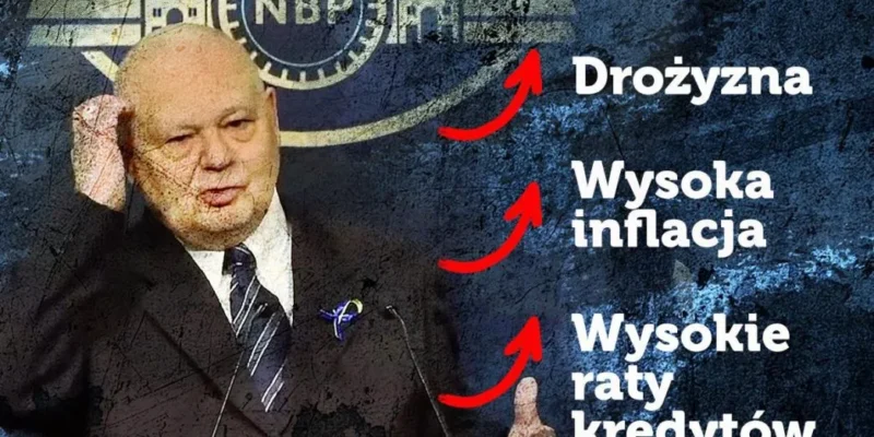Mężczyzna w garniturze stoi przy mikrofonach na tle logo NBP, a z prawej strony widoczne są czerwone strzałki skierowane w górę wraz z napisami: Drożyzna, Wysoka inflacja, Wysokie raty kredytów.