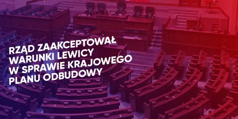 Sala plenarna parlamentu z półokrągłymi rzędami ław i czerwono-niebieskim gradientem, na której widnieje biały napis o akceptacji warunków Lewicy w sprawie Krajowego Planu Odbudowy.