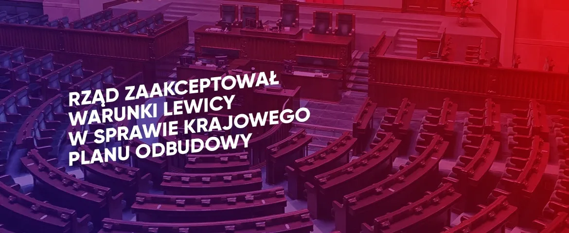 Sala plenarna parlamentu z półokrągłymi rzędami ław i czerwono-niebieskim gradientem, na której widnieje biały napis o akceptacji warunków Lewicy w sprawie Krajowego Planu Odbudowy.