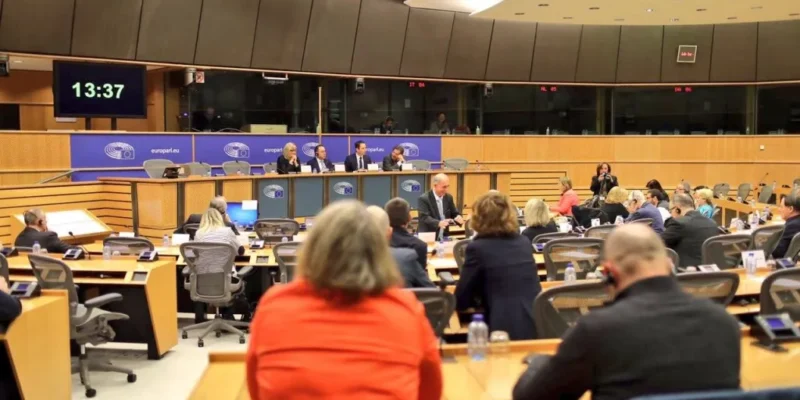 Eurodeputowani SLD i inni posłowie siedzą w sali obrad Parlamentu Europejskiego podczas dyskusji nad rezolucją „Urzeczywistnienie relokacji”.