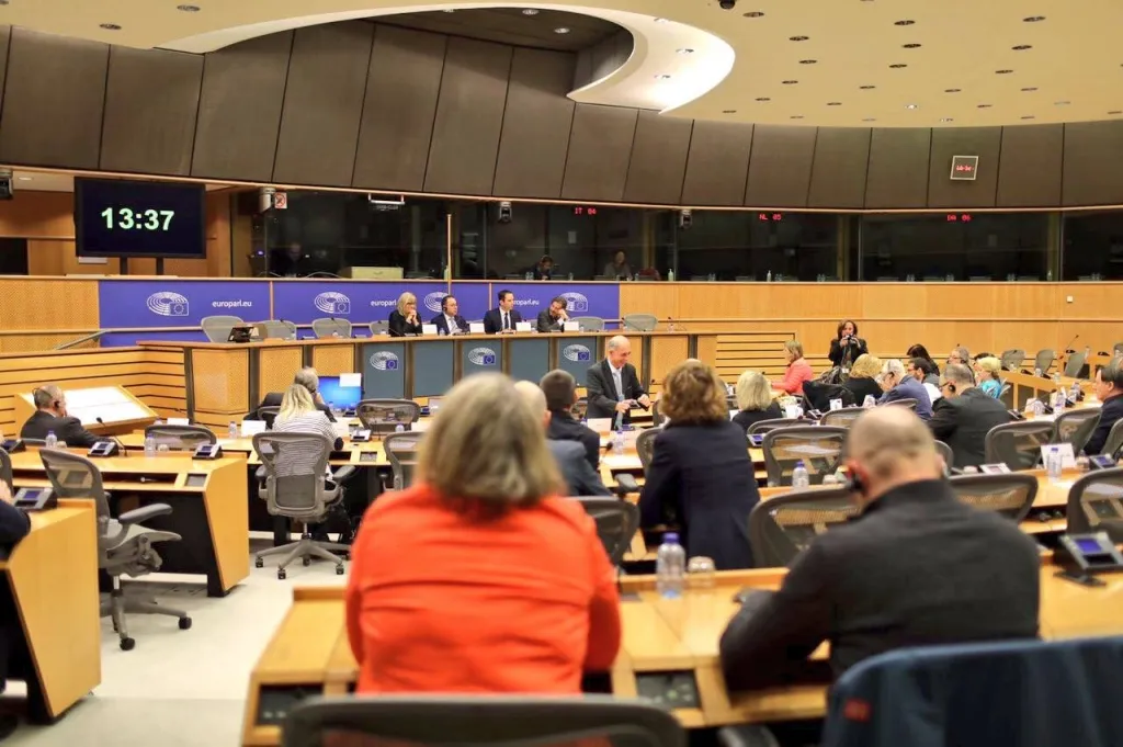 Eurodeputowani SLD i inni posłowie siedzą w sali obrad Parlamentu Europejskiego podczas dyskusji nad rezolucją „Urzeczywistnienie relokacji”.