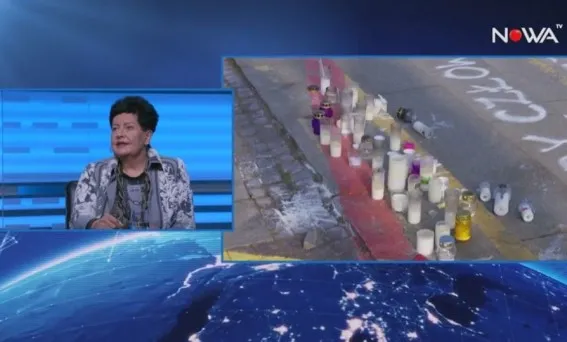 Kadr programu informacyjnego: po lewej kobieta rozmawiająca w studiu, po prawej miejsce pamięci na chodniku z zapalonymi zniczami i kredowym napisem, odnoszące się do troski o powrót do zdrowia poszkodowanego.