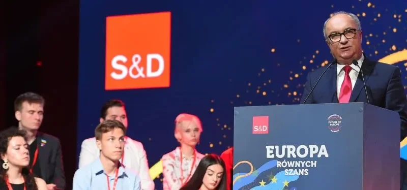 Na zdjęciu widać mężczyznę przemawiającego na konferencji S&D, z grupą słuchaczy w tle, podczas wydarzenia dotyczącego równości w Europie.