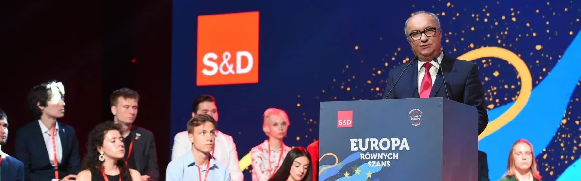 Na zdjęciu widać mężczyznę przemawiającego na konferencji S&D, z grupą słuchaczy w tle, podczas wydarzenia dotyczącego równości w Europie.