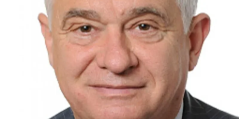 Portret starszego mężczyzny w garniturze i czerwonym krawacie na białym tle, użyty jako ilustracja do wypowiedzi o konflikcie wokół nowelizacji ustawy o IPN.