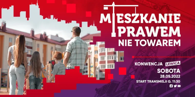 Rodzina z dwójką dzieci stoi na tle baneru Konwencji Lewicy z hasłem „Mieszkanie prawem, nie towarem”.