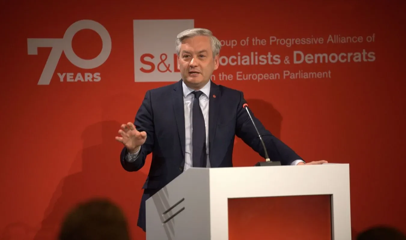 Polityk w garniturze przemawia zza białego podium na czerwonym tle z logo S&D i napisem „70 Years”.