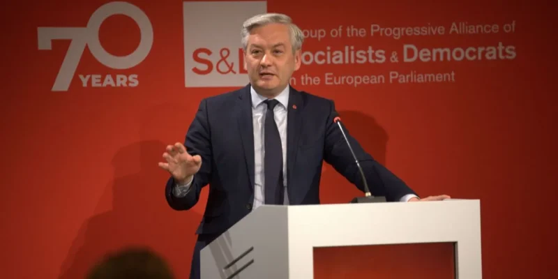 Polityk w garniturze przemawia zza białego podium na czerwonym tle z logo S&D i napisem „70 Years”.