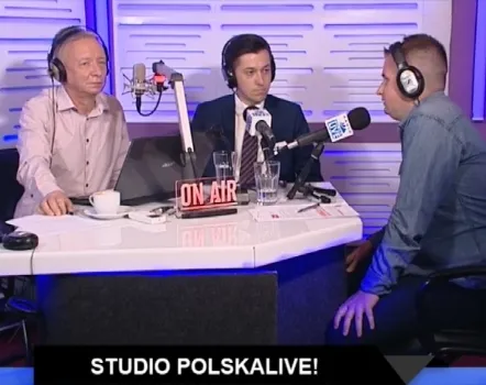 Trzech mężczyzn w studiu radiowym z mikrofonami i słuchawkami rozmawia przy stole z sygnalizacją „ON AIR” i napisem „STUDIO POLSKALIVE!” podczas programu o ustawie o sądach.