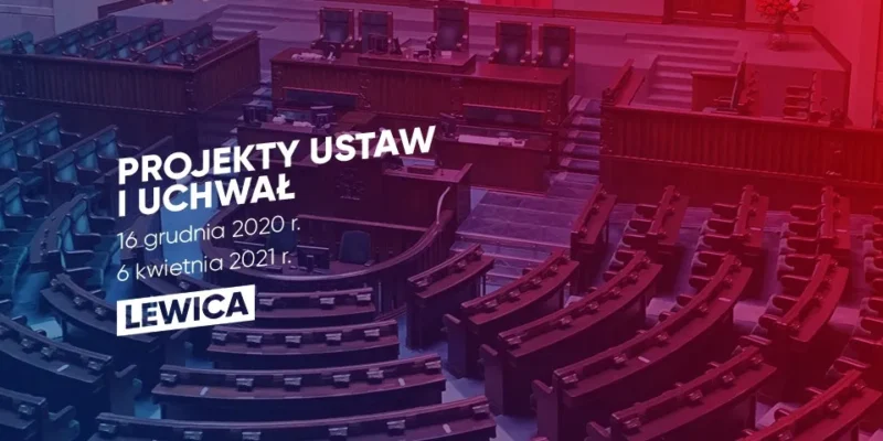 Sala plenarna parlamentu z rozmieszczonymi rzędami krzeseł i mównicą, nałożoną niebiesko-czerwoną gradacją, z napisem „PROJEKTY USTAW I UCHWAŁ” i logiem Lewicy.