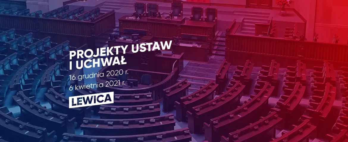 Sala plenarna parlamentu z rozmieszczonymi rzędami krzeseł i mównicą, nałożoną niebiesko-czerwoną gradacją, z napisem „PROJEKTY USTAW I UCHWAŁ” i logiem Lewicy.