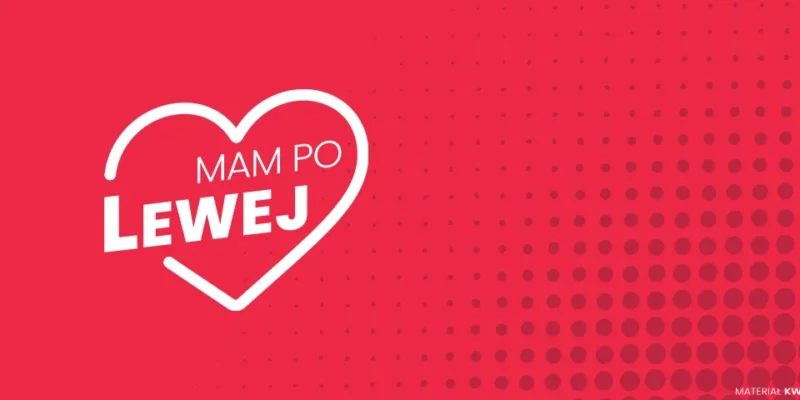 Kampanijna grafika KW Nowa Lewica: czerwone tło z białym konturem serca i napisem „MAM PO LEWEJ”.