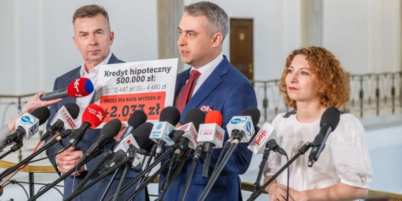 Konferencja prasowa przedstawicieli politycznych, którzy omawiają temat wzrostu rat kredytów hipotecznych oraz przedstawiają dane dotyczące zobowiązań finansowych.