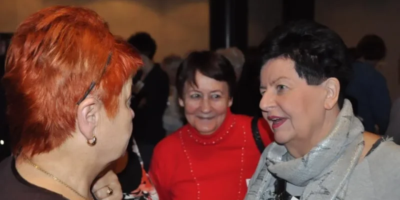 Trzy kobiety rozmawiają i uśmiechają się podczas wydarzenia SLD na Kongresie Świeckości.