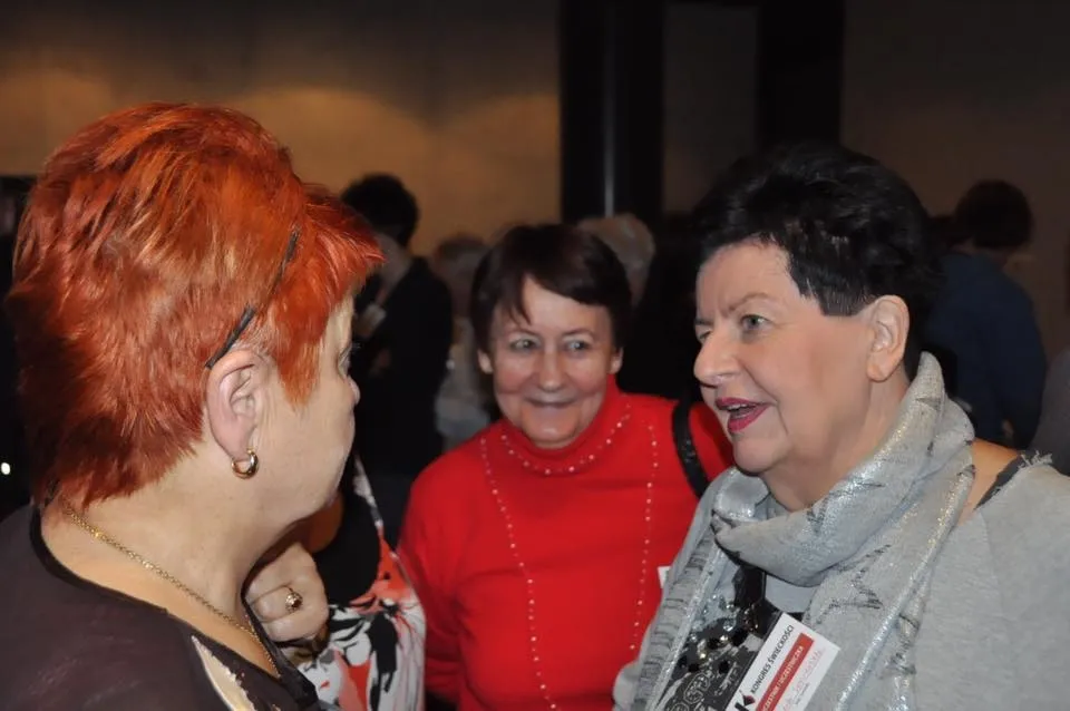 Trzy kobiety rozmawiają i uśmiechają się podczas wydarzenia SLD na Kongresie Świeckości.