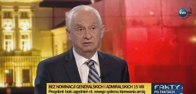 Mężczyzna w garniturze mówi w studiu telewizyjnym; na pasku informacyjnym widoczny komunikat o braku nominacji generalskich jako proteście prezydenta wobec sytuacji w MON.