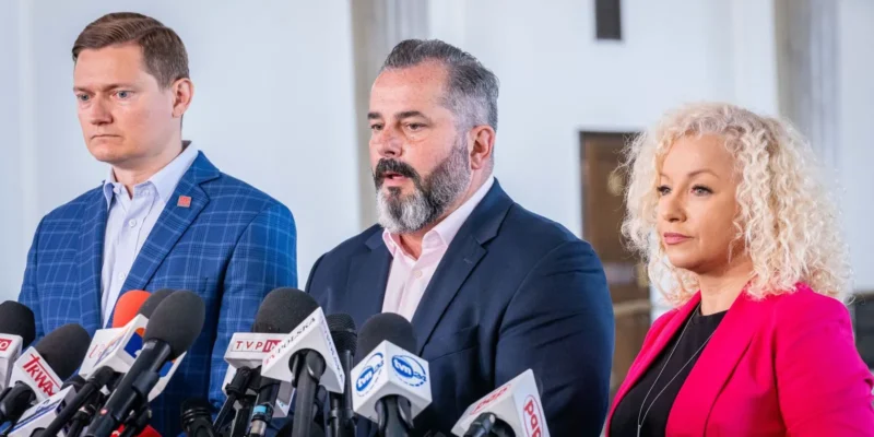 Trzy osoby stojące przy mikrofonach na konferencji prasowej Lewicy w sprawie ekspresowego przyjęcia ustawy o rencie wdowiej.