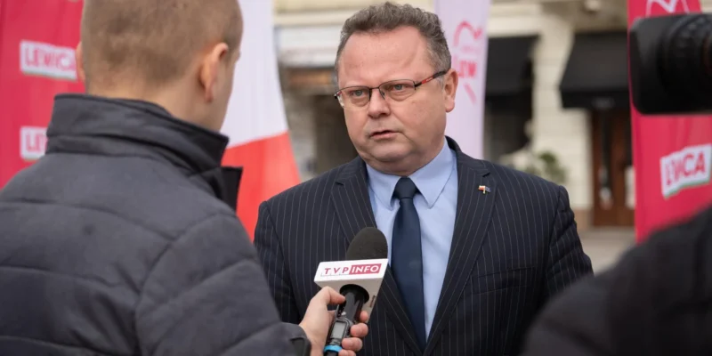 Mężczyzna w garniturze i okularach udziela wywiadu nt. strategii NATO w odstraszaniu Rosji przed kamerami TVP Info.