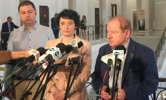 Trzy osoby stoją przed kilkoma mikrofonami i udzielają oświadczenia w reprezentacyjnym korytarzu, w kontekście wizyty i obaw o wzrost nastrojów militarystycznych.