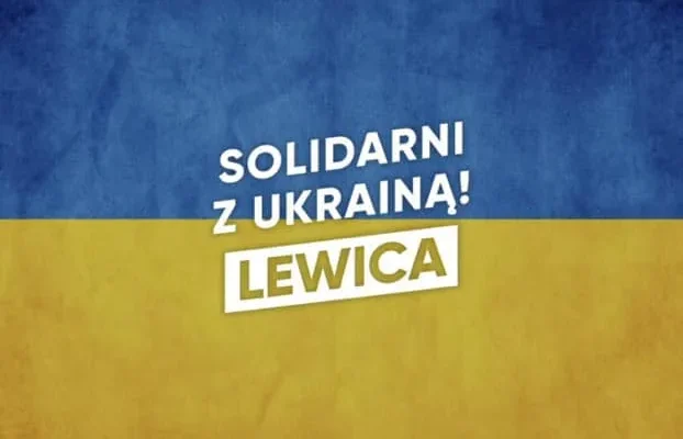 Flaga Ukrainy w kolorach niebieskim i żółtym z napisem „Solidarni z Ukrainą!” i logiem Lewicy.