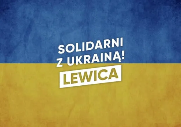 Flaga Ukrainy w kolorach niebieskim i żółtym z napisem „Solidarni z Ukrainą!” i logiem Lewicy.