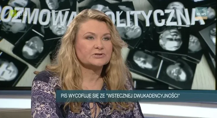 Kobieta rozmawiająca w studiu telewizyjnym podczas programu „Rozmowa polityczna”, z paskiem informacyjnym „PiS wycofuje się ze 'wstecznej dwukadencyjności'”.