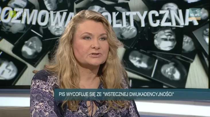 Kobieta rozmawiająca w studiu telewizyjnym podczas programu „Rozmowa polityczna”, z paskiem informacyjnym „PiS wycofuje się ze 'wstecznej dwukadencyjności'”.