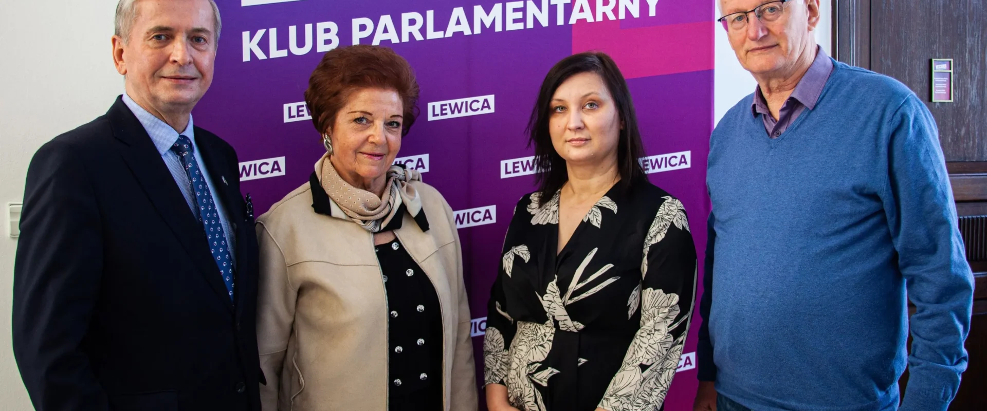 Na zdjęciu czterech polityków stoi obok siebie przed banerem Klubu Parlamentarnego Lewica.