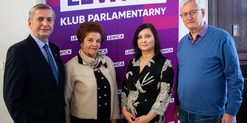 Na zdjęciu czterech polityków stoi obok siebie przed banerem Klubu Parlamentarnego Lewica.