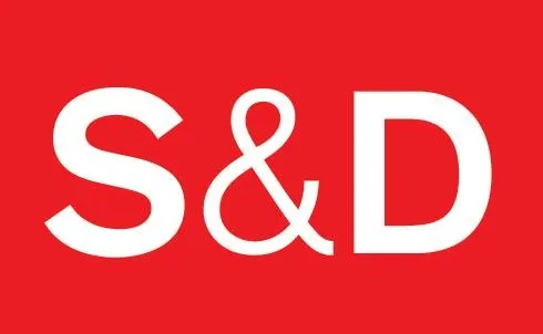 Logo czerwonego tła z białymi literami S&D, symbol grupy politycznej Sojusz Socjalistów i Demokratów.