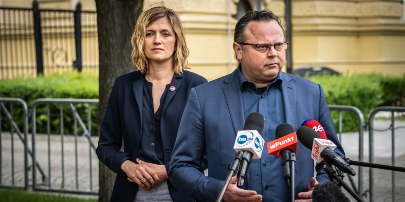 Dwóch polityków stoi przy mikrofonach podczas konferencji prasowej w Brukseli dotyczącej Funduszu Odbudowy.