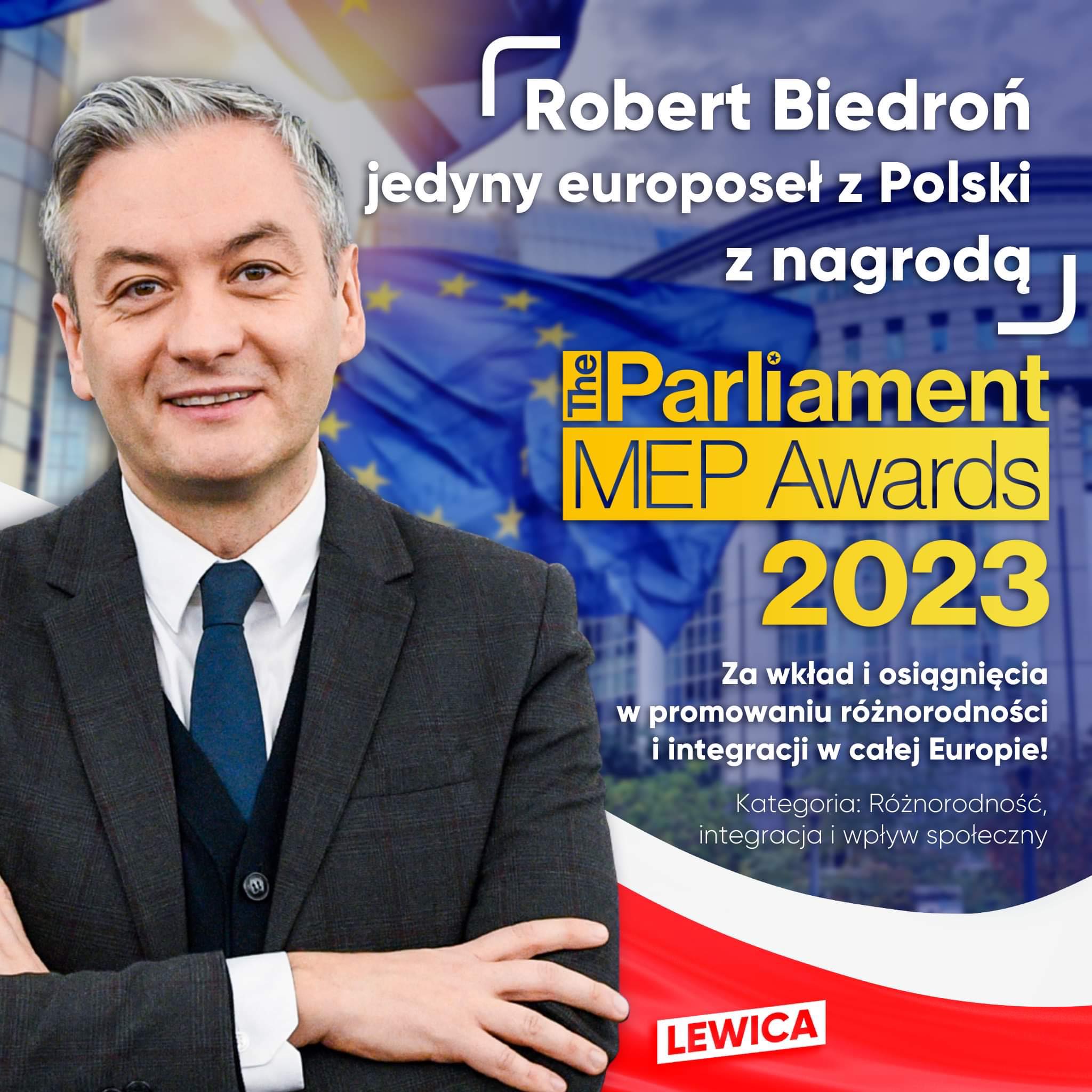 Mężczyzna w garniturze stoi na tle plakatu promującego nagrodę The Parliament MEP Awards 2023, z logo Lewica i motywem flagi Unii Europejskiej.