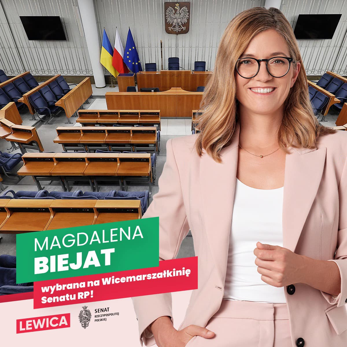 Uśmiechnięta kobieta w jasnym garniturze z okularami na pierwszym planie, na tle sali plenarnej z flagami Polski i Unii Europejskiej oraz banerem kampanijnym Lewicy w dolnym rogu.