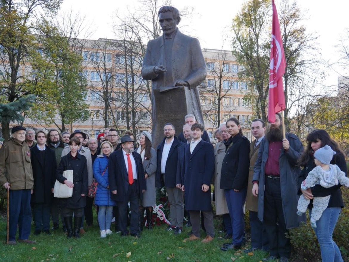 Grupa ludzi zgromadzona wokół posągu mężczyzny w parku podczas obchodów 105. rocznicy powołania rządu lubelskiego.
