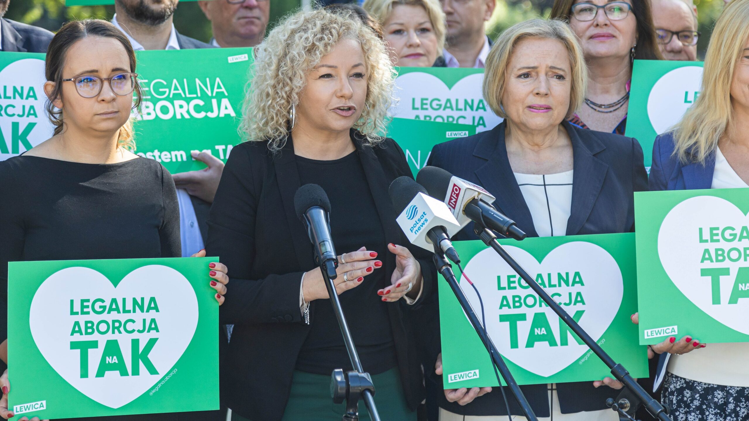 Na zdjęciu grupa osób trzyma transparenty z hasłem 