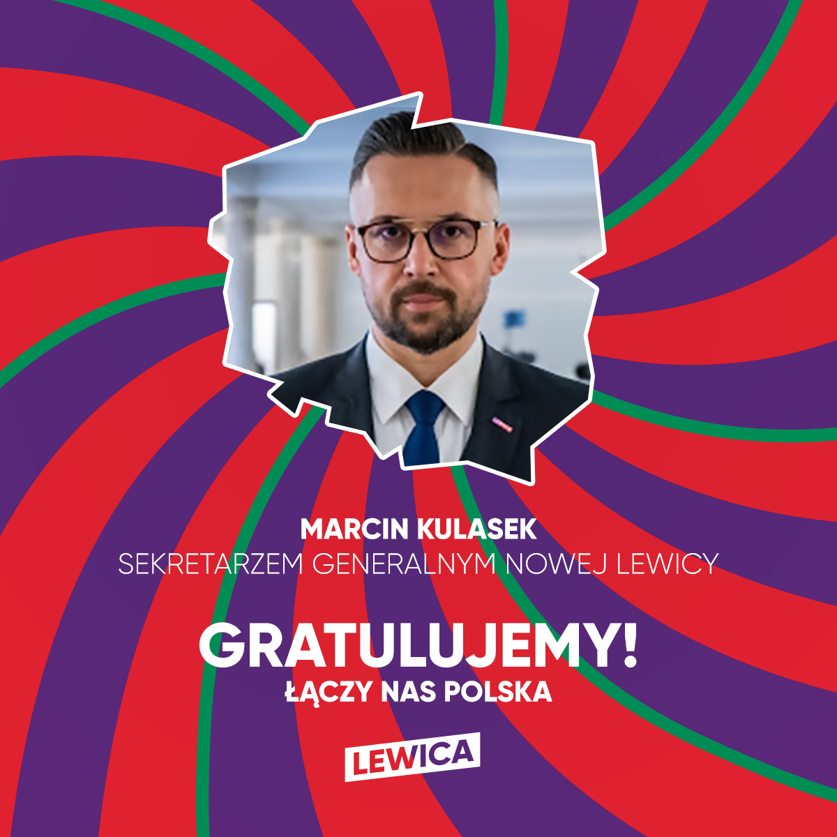 Portret mężczyzny w garniturze i okularach na tle kolorowego, spiralnego wzoru; na plakacie widnieje napis Gratulujemy! Łączy nas Polska, a także informacja o sekretarzu generalnym Nowej Lewicy oraz logo Lewicy.