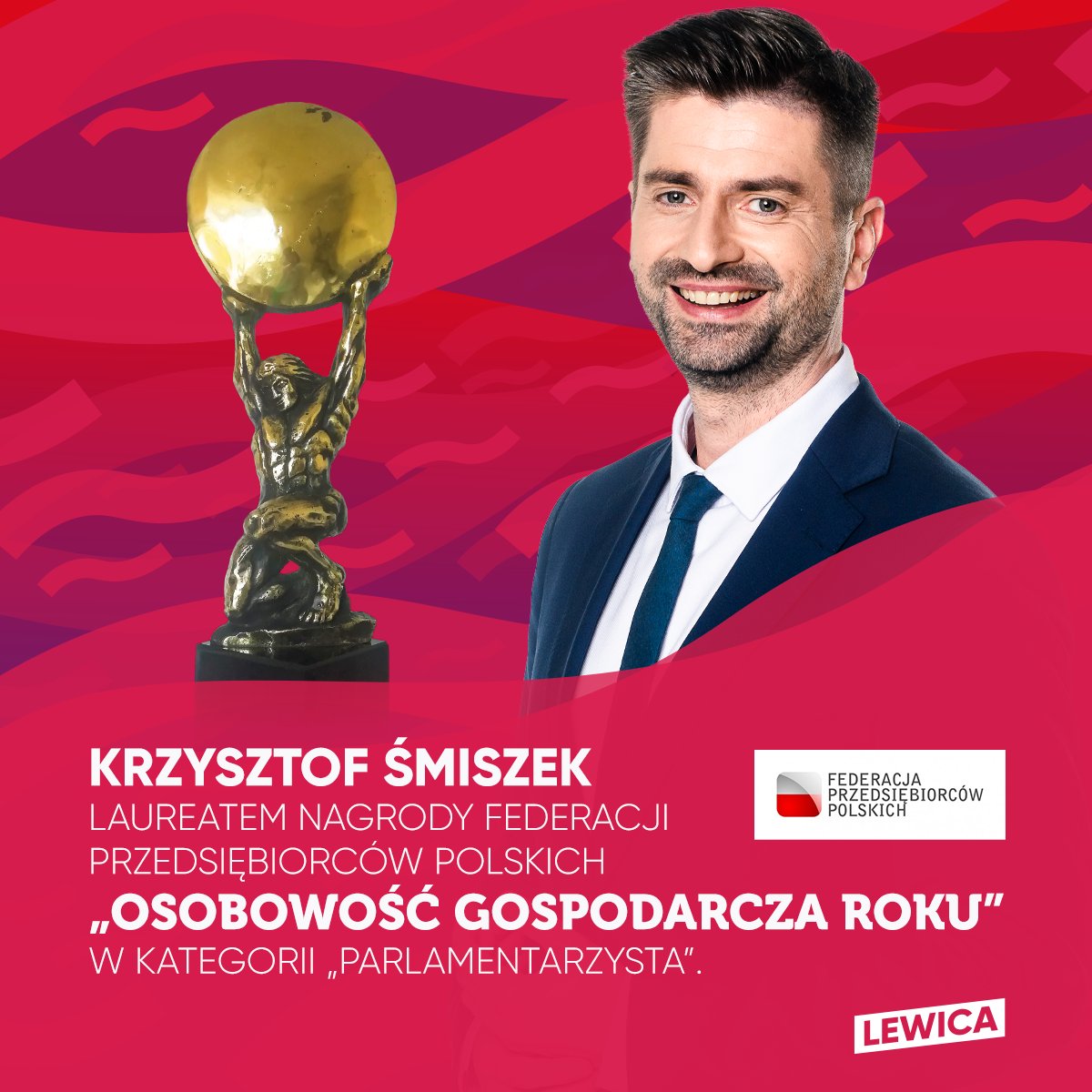 Na zdjęciu widać uśmiechniętego mężczyznę w garniturze, trzymającego statuetkę, z tekstem informującym o jego nagrodzie „Osobowość Gospodarcza Roku” w kategorii „Parlamentarzysta”.